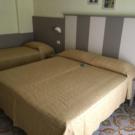 Hotel Laila Чезенатико Екстериор снимка