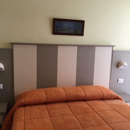Hotel Laila Чезенатико Екстериор снимка