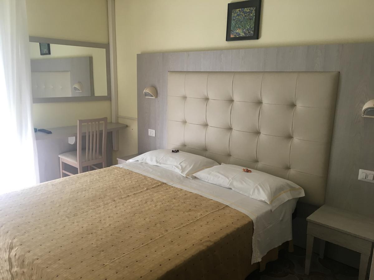 Hotel Laila Чезенатико Екстериор снимка