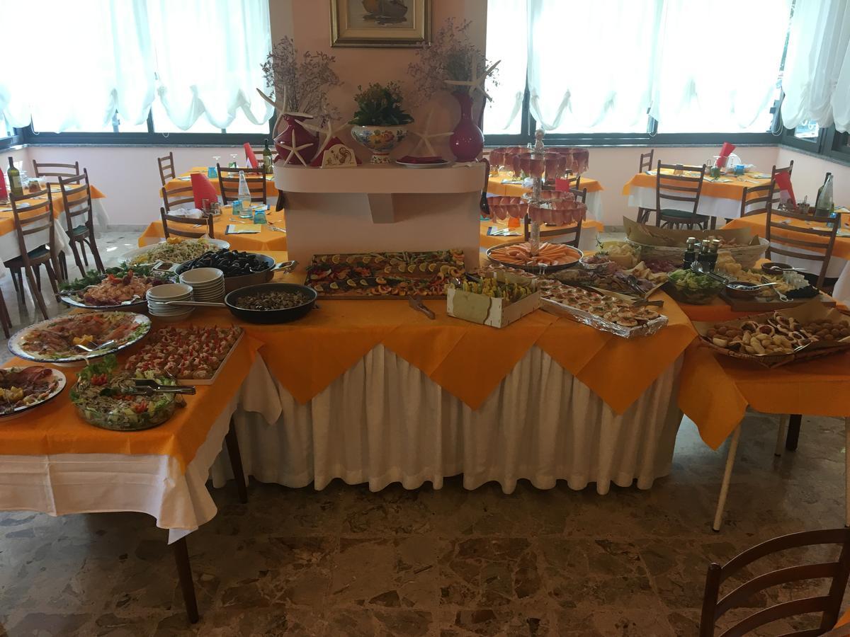 Hotel Laila Чезенатико Екстериор снимка