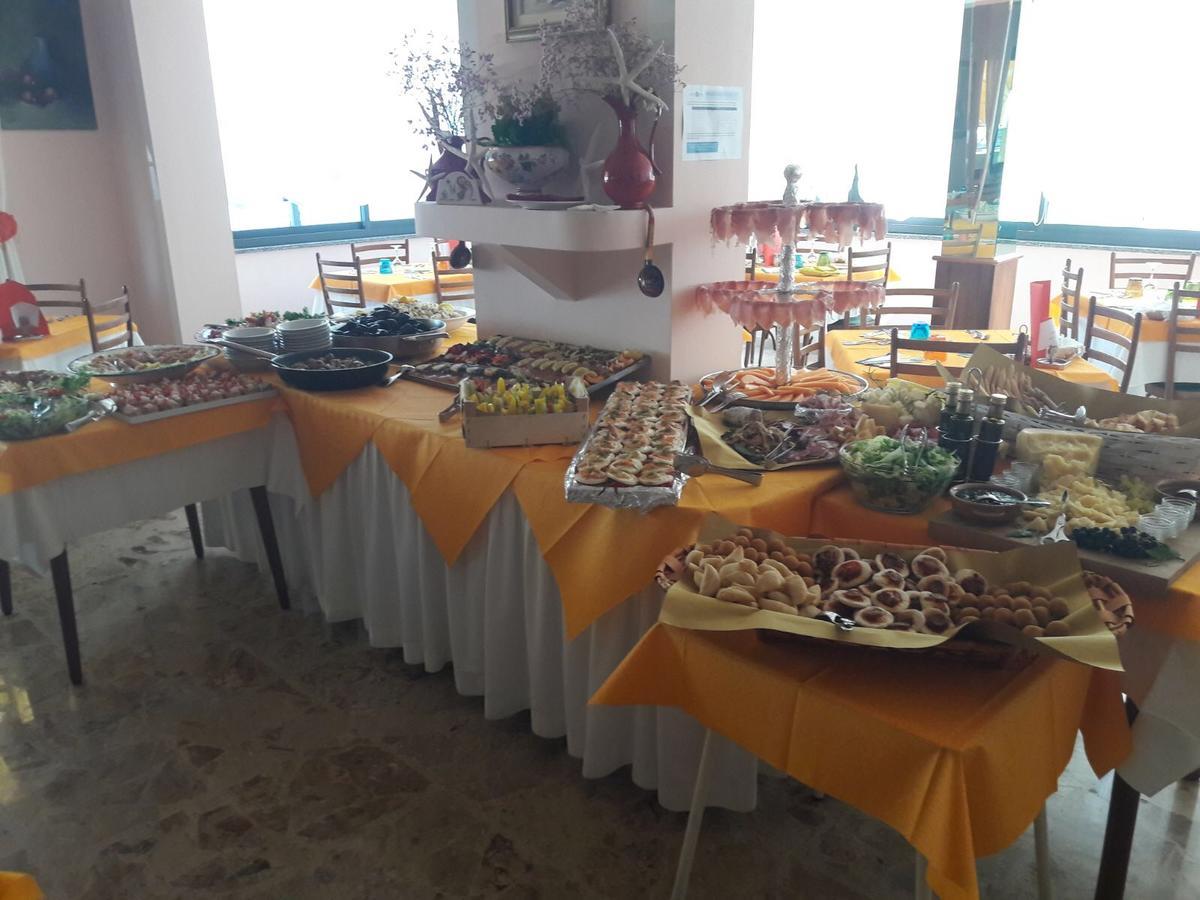 Hotel Laila Чезенатико Екстериор снимка