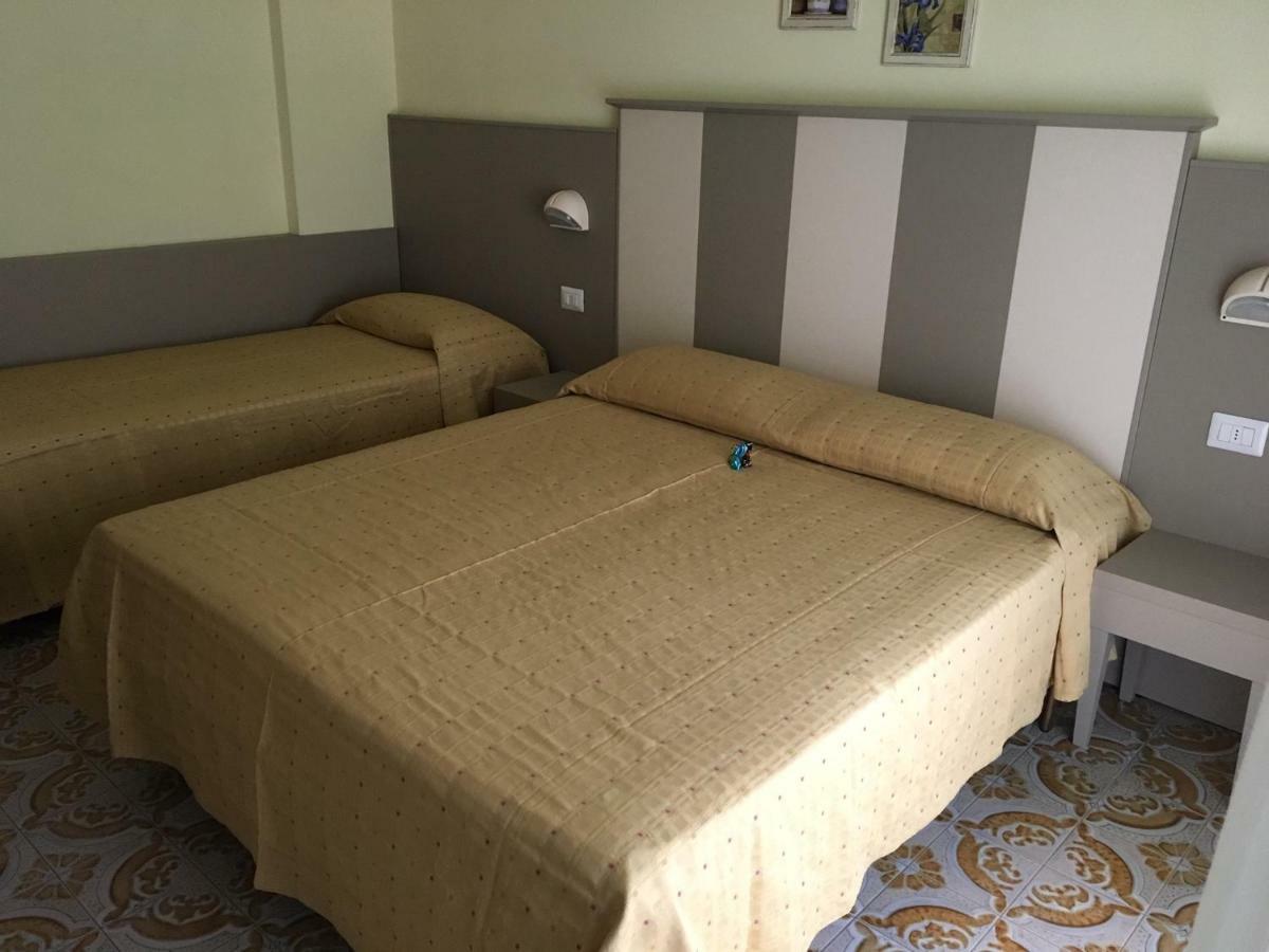 Hotel Laila Чезенатико Екстериор снимка