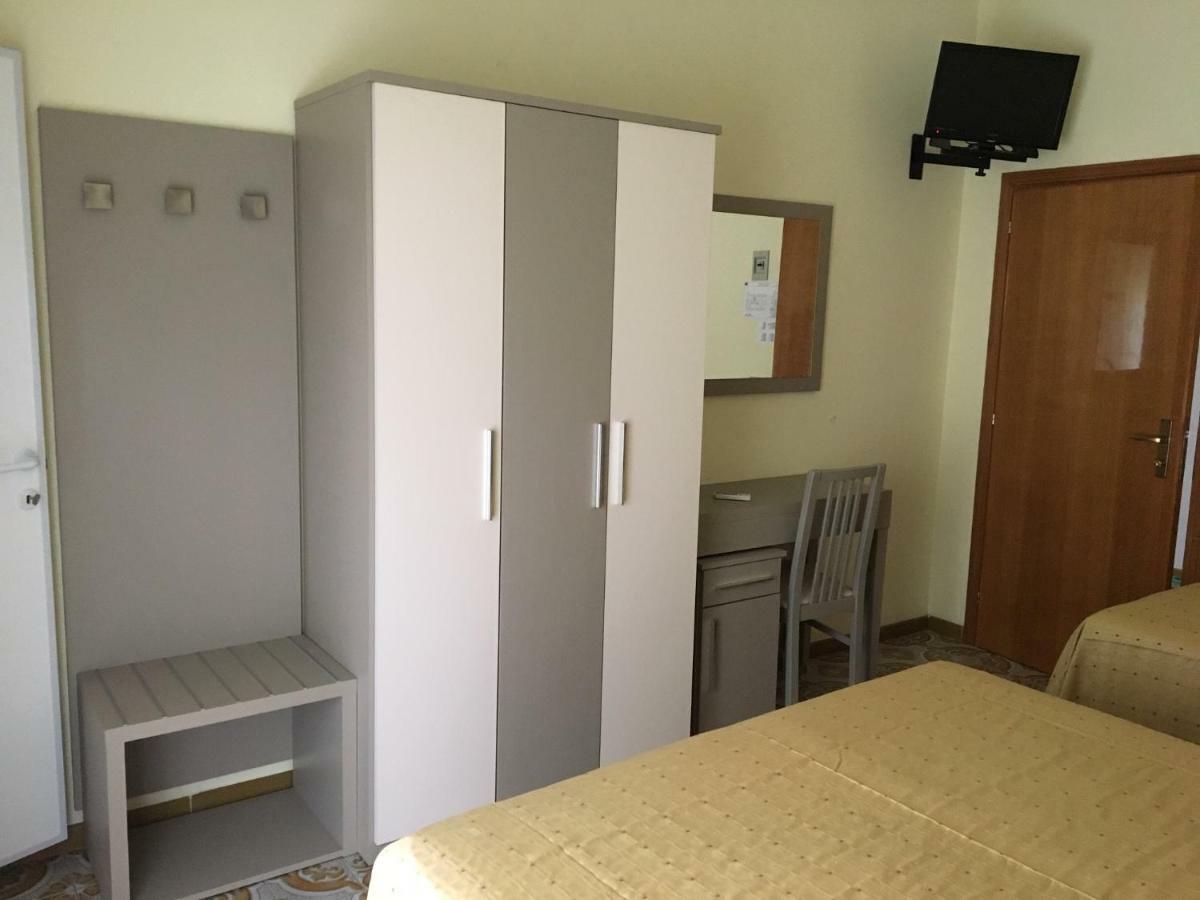 Hotel Laila Чезенатико Екстериор снимка