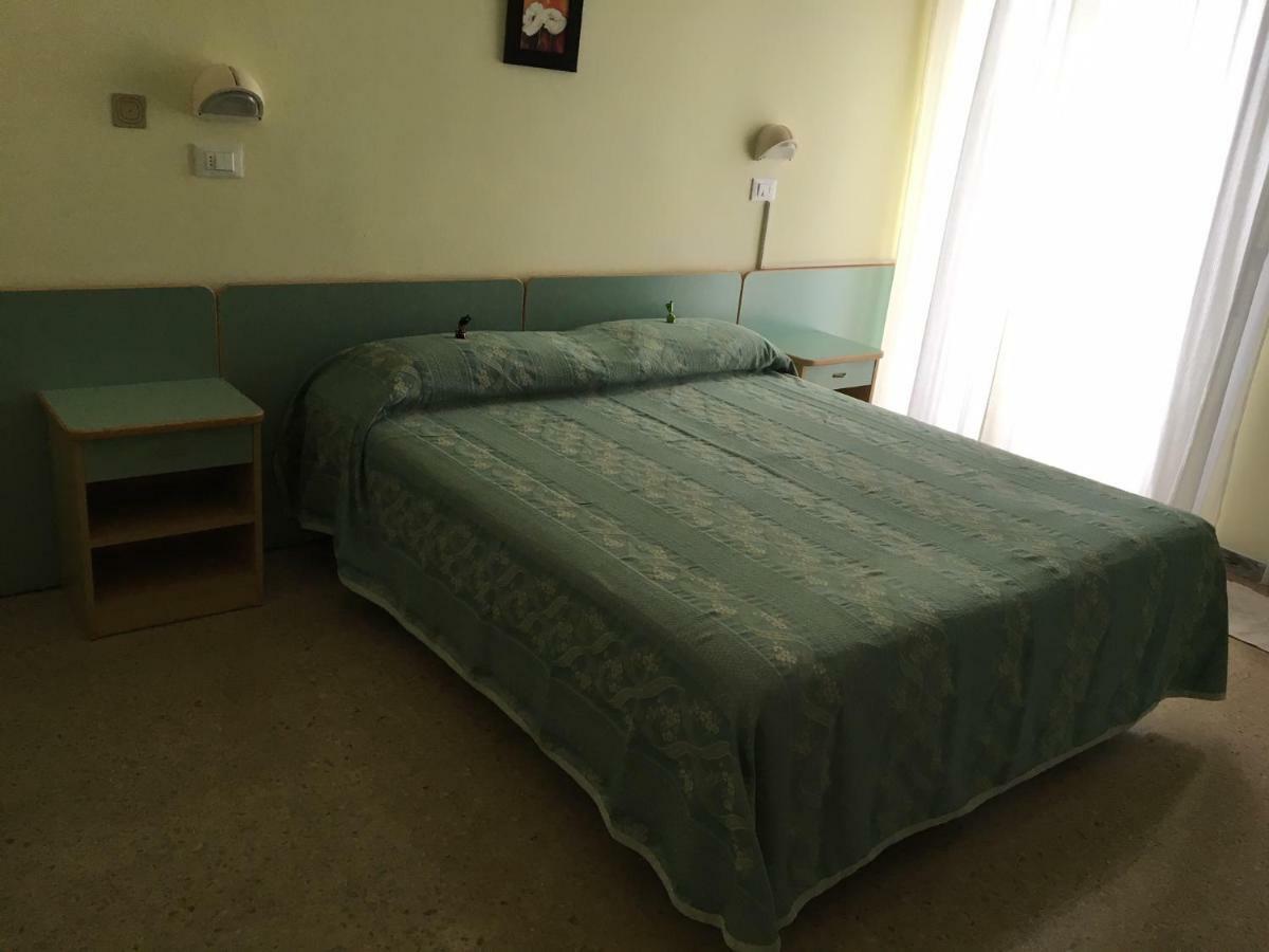 Hotel Laila Чезенатико Екстериор снимка