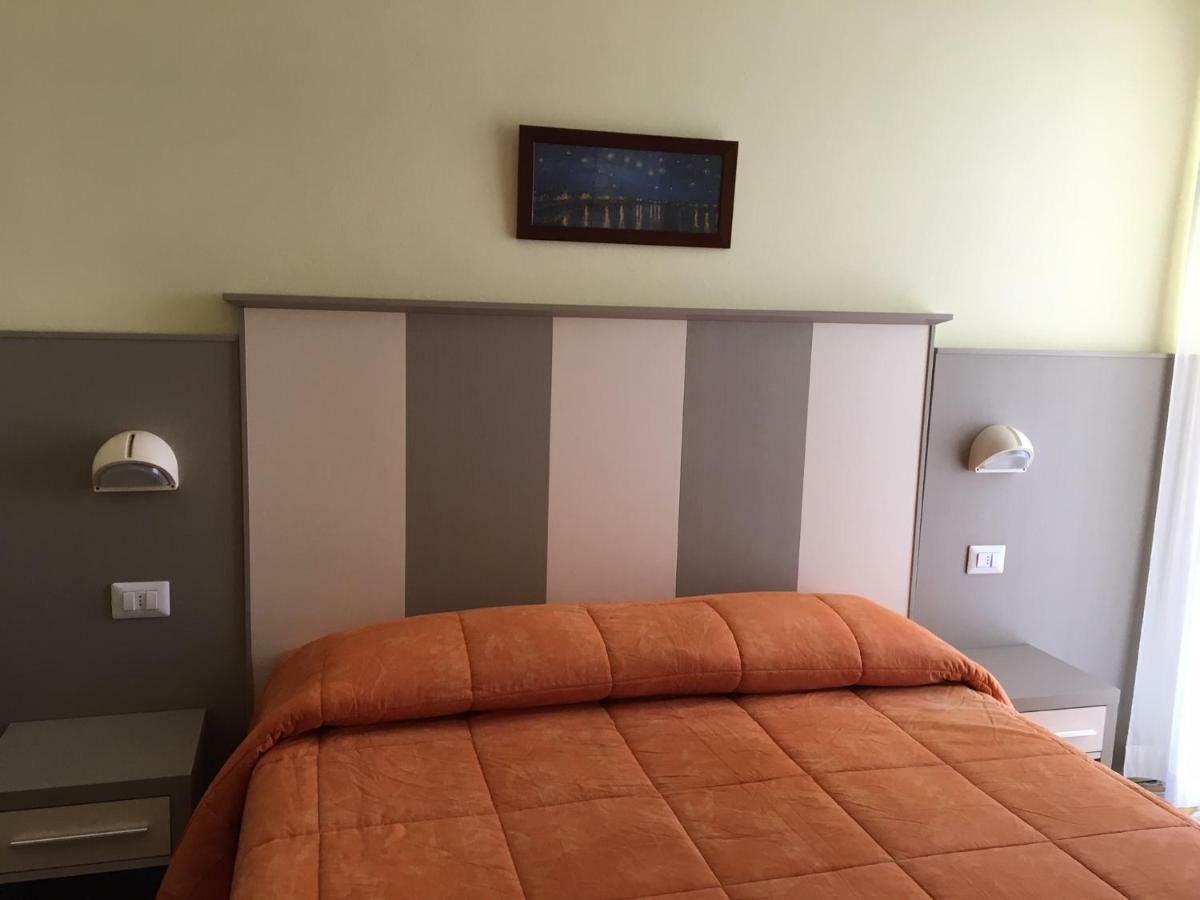 Hotel Laila Чезенатико Екстериор снимка