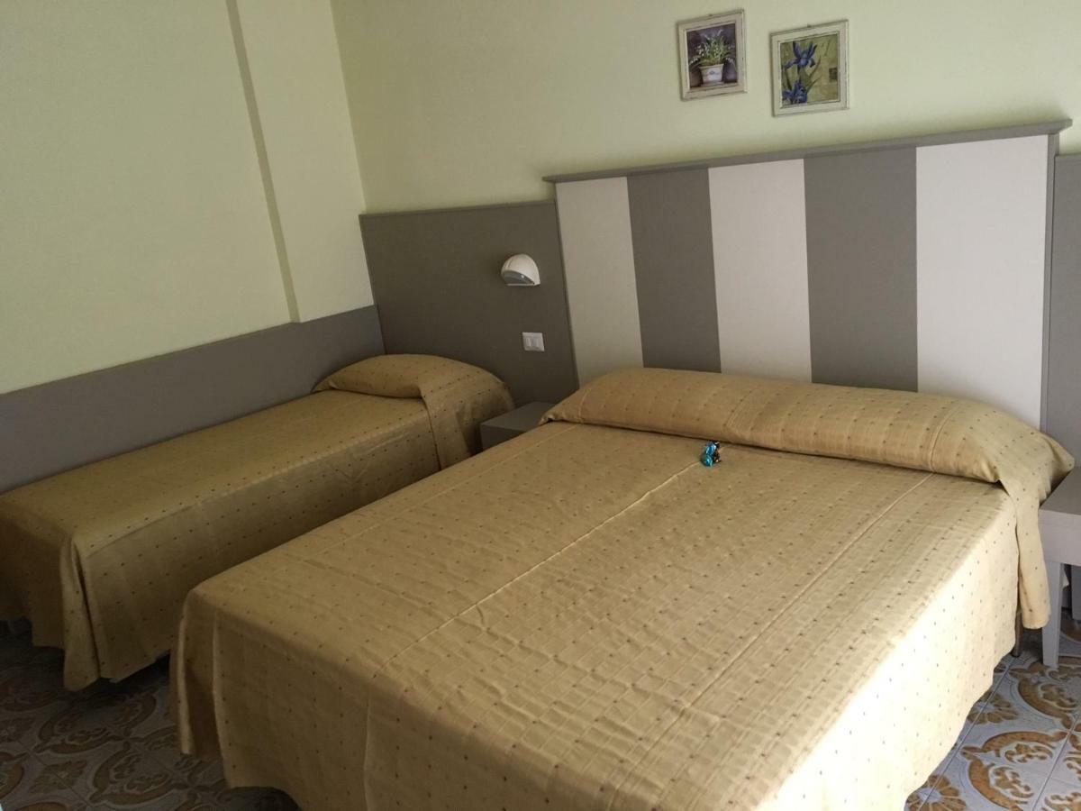 Hotel Laila Чезенатико Екстериор снимка
