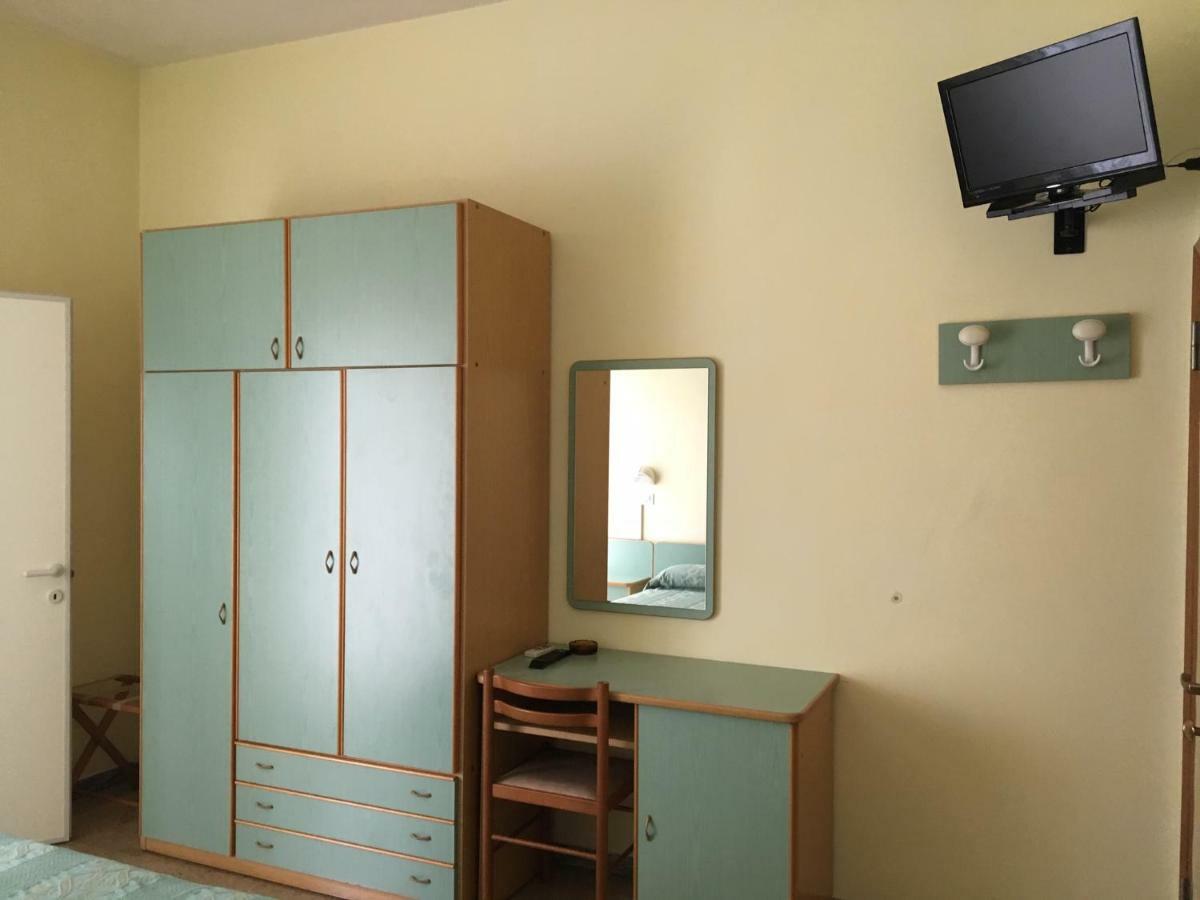 Hotel Laila Чезенатико Екстериор снимка